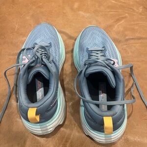 Hoka Bondi 8 in Gray blue and pink